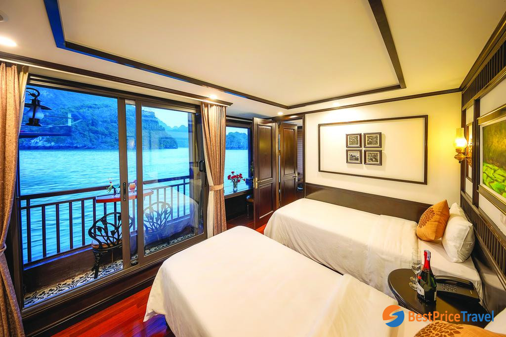 Deluxe Balcony with Cat Ba Island view