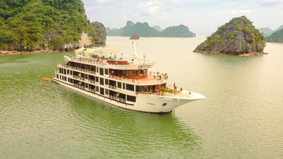 Aspira Cruises among Lan Ha Bay