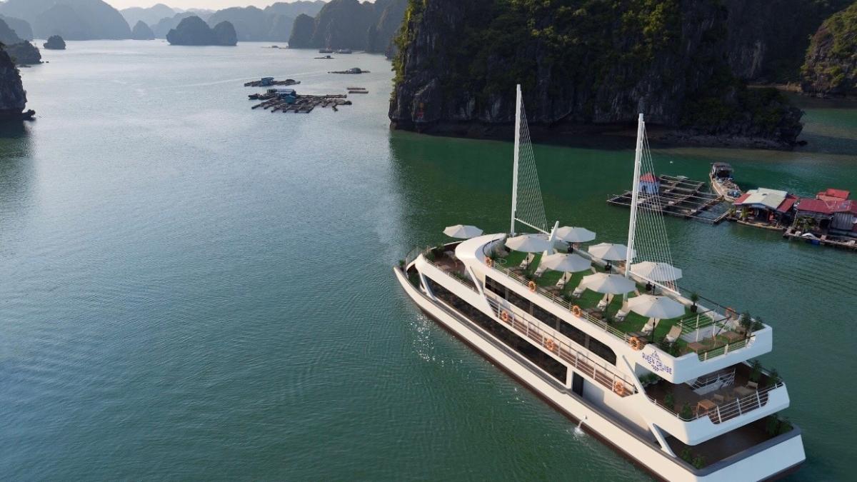 Queen Luxury Cruise through the islets