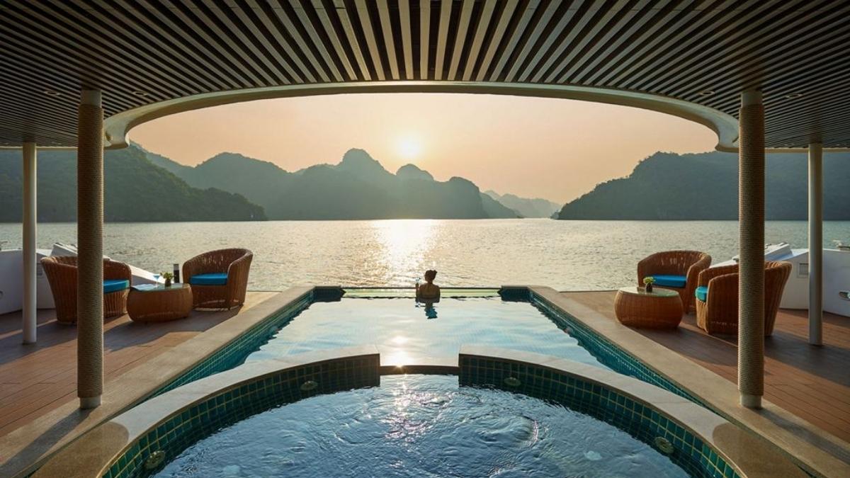 Luxurious Oasis Pool