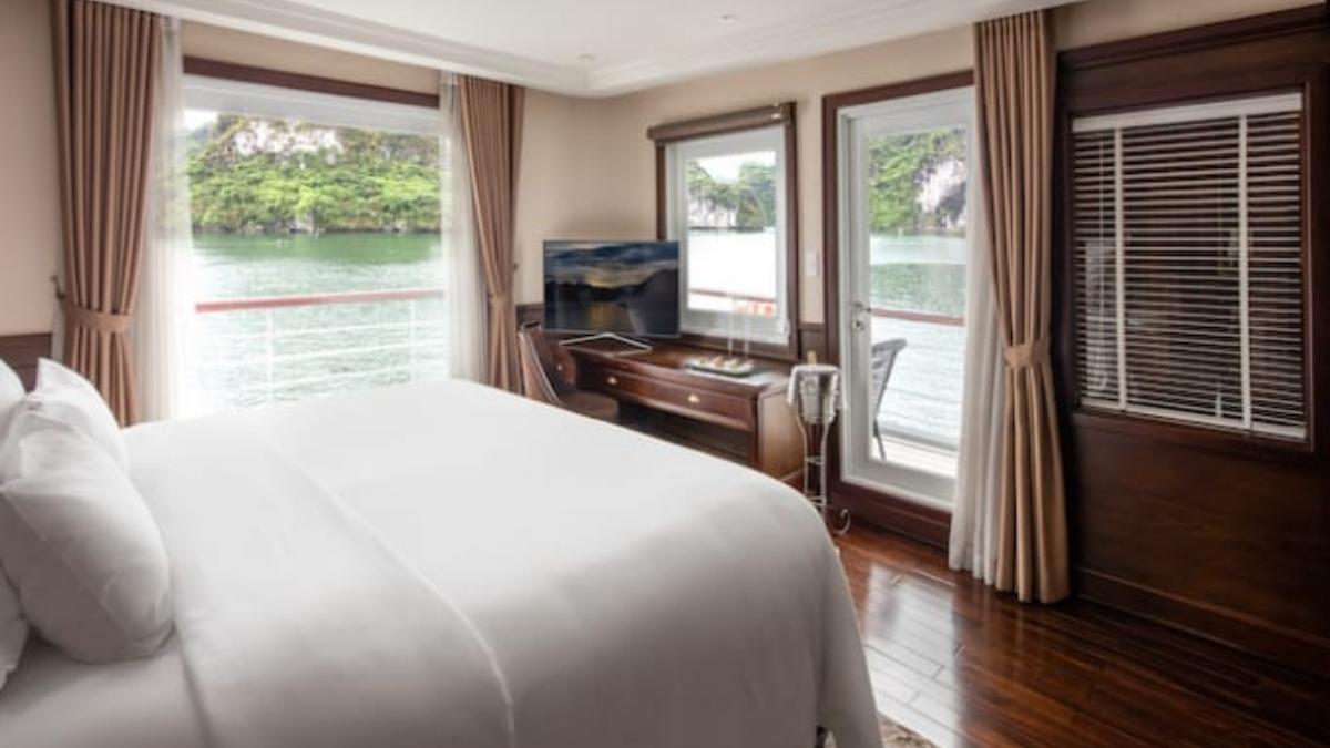 Elegance Balcony with spacious Halong Bay views