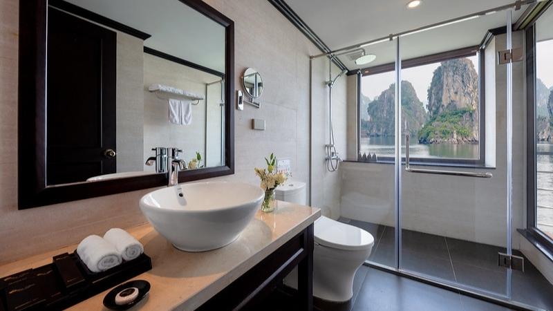 Large bathroom in Lan Ha Bay cruise