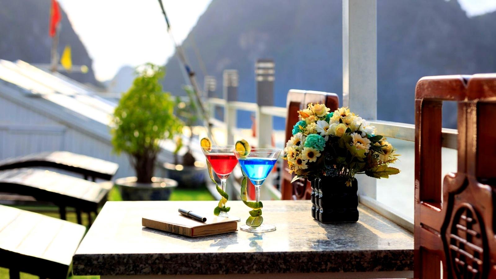 Sip a cup of cocktails on sundeck