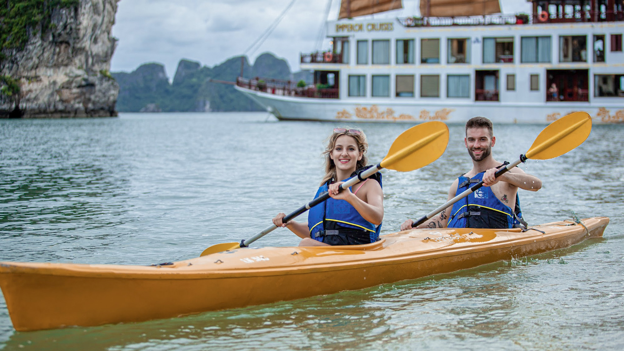 Enjoy the honeymoon vacation with kayaking