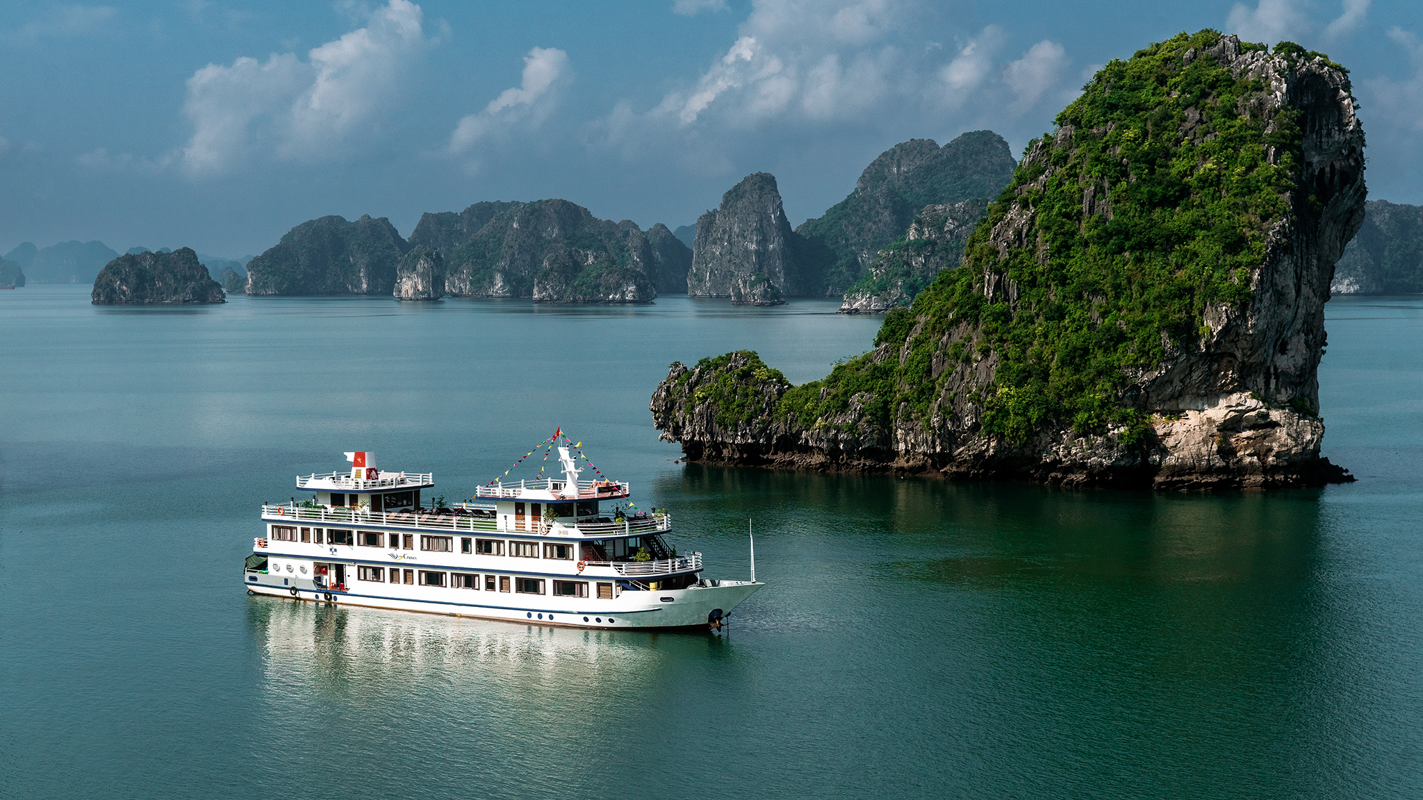 Swan Cruises Bai Tu Long Bay