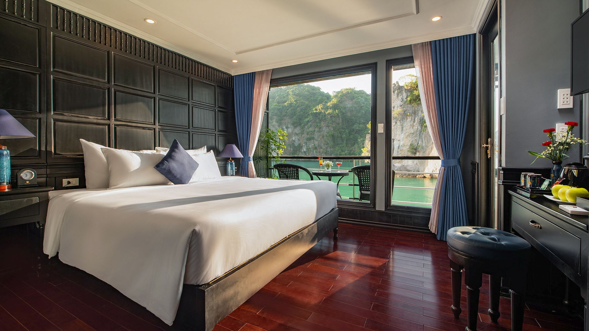 Senior Suite with double bed and full of Halong panorama