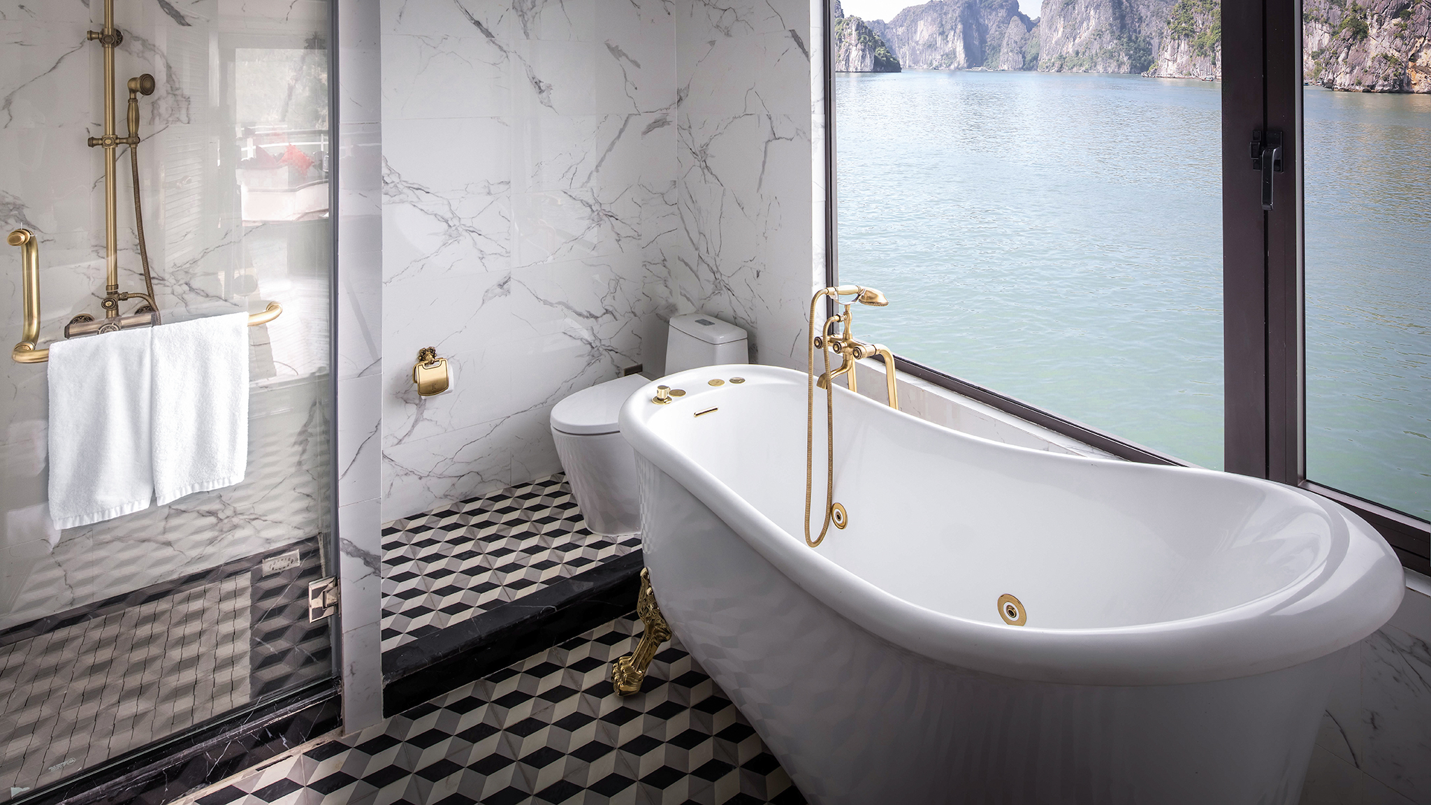 Relax in bathtub and admire the beauty of Halong Bay