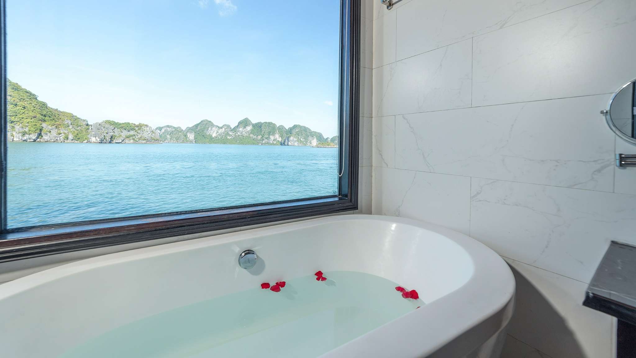Elite Bathroom With Magnificent View In Honeymoon Suite
