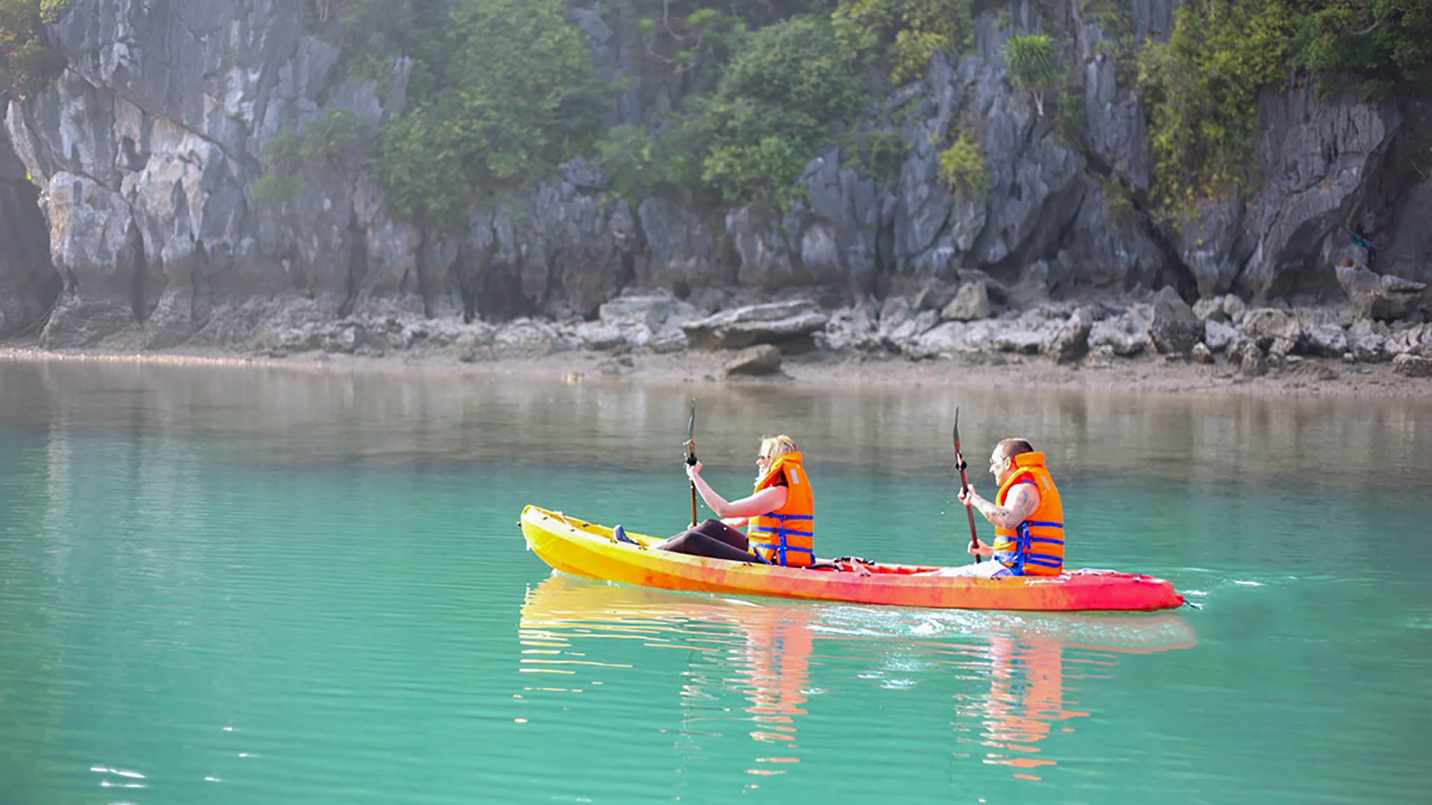 Kayaking to in Cong Dam area