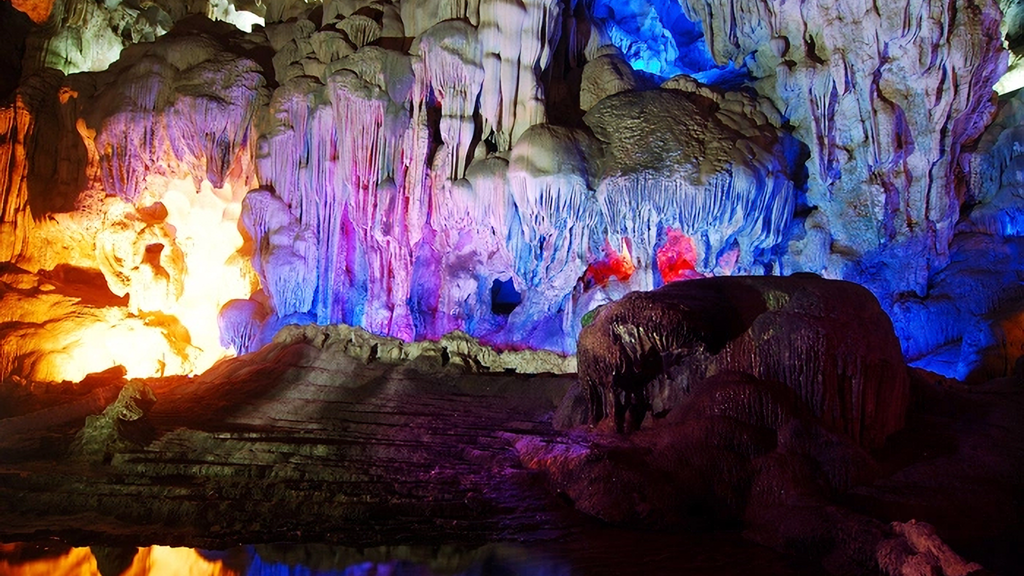Majestic view in Sung Sot Cave