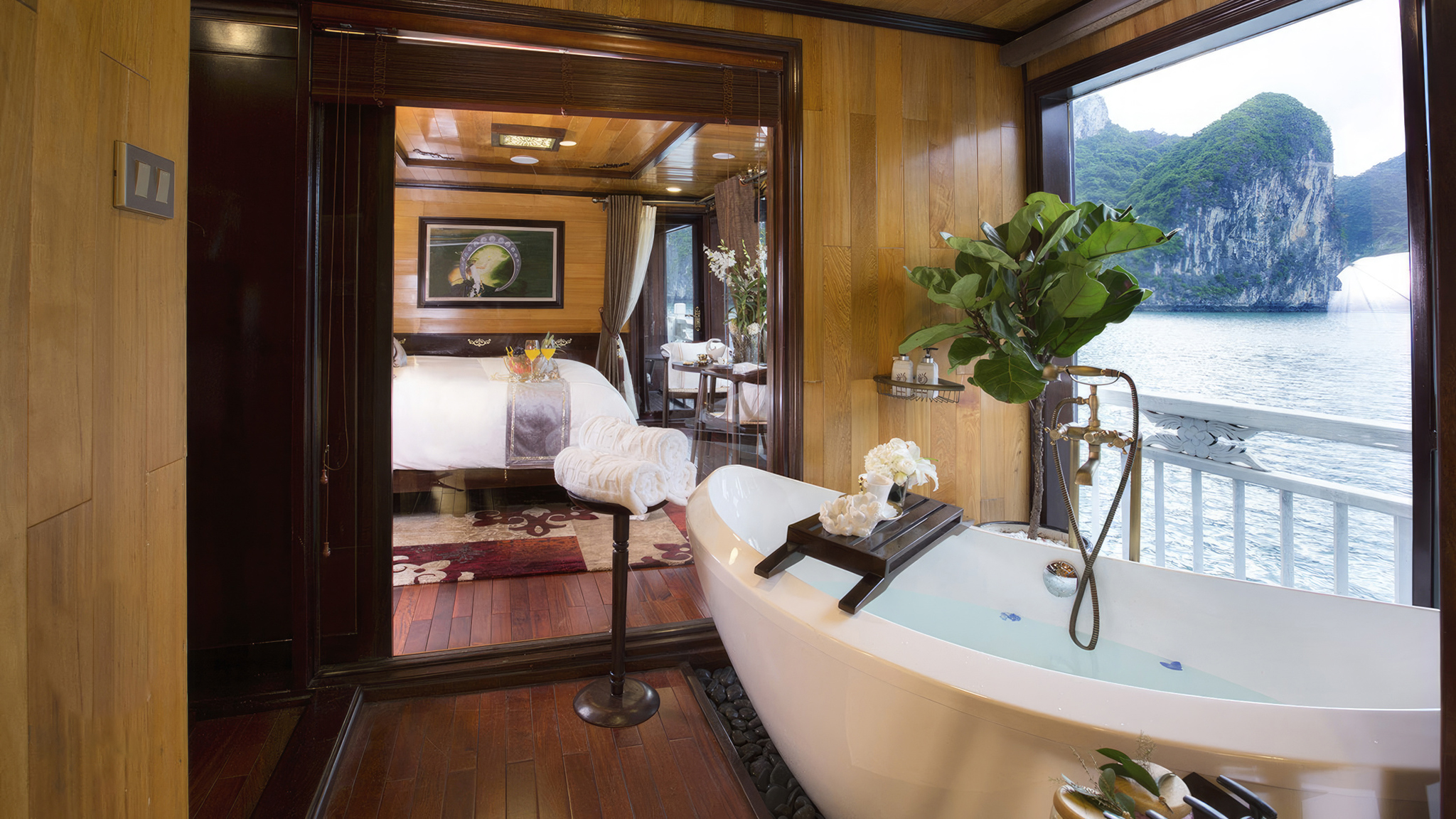 Bathroom with the bathtub and Halong Bay view