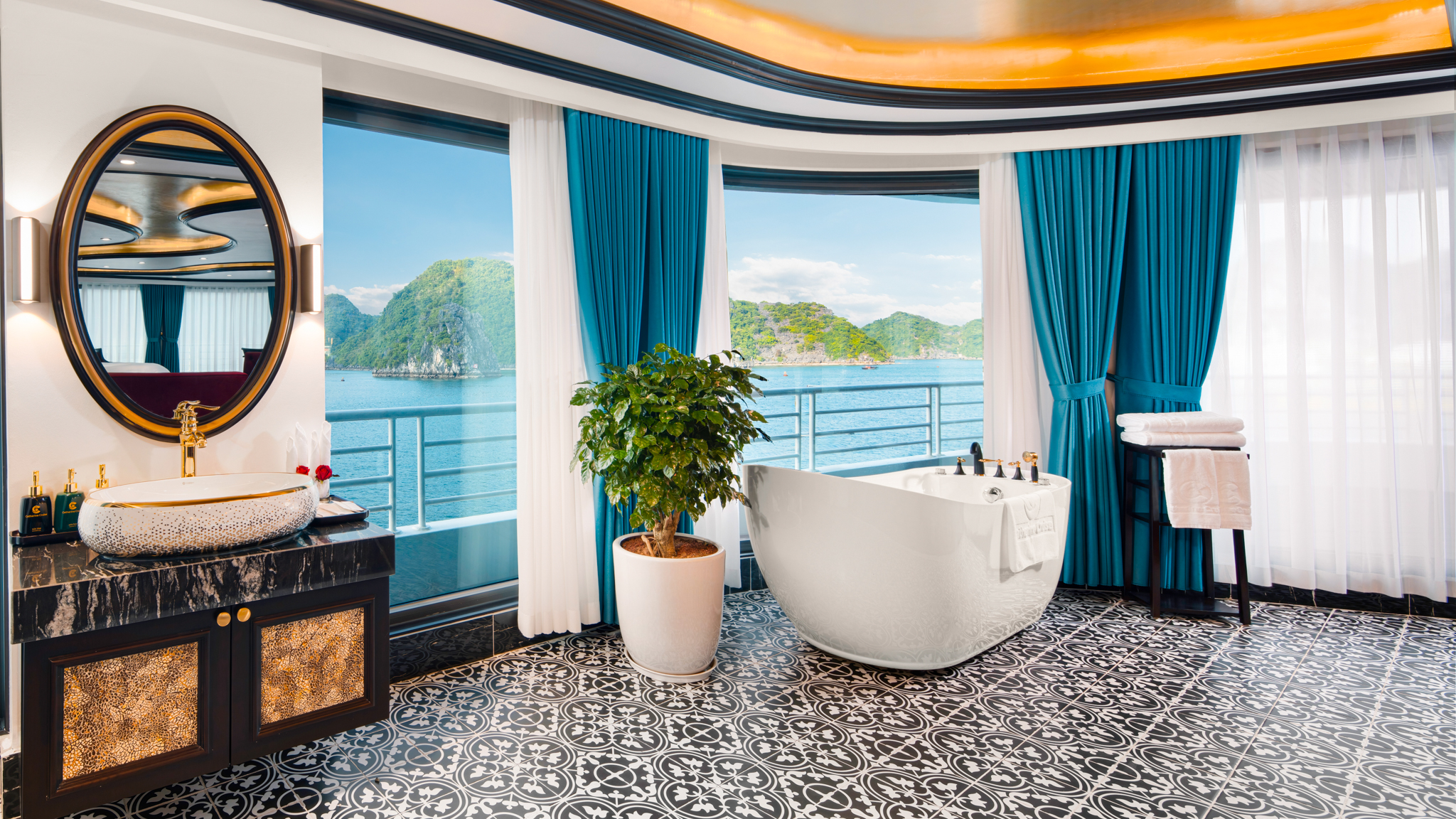 Jacuzzi bathtub with Halong Bay view