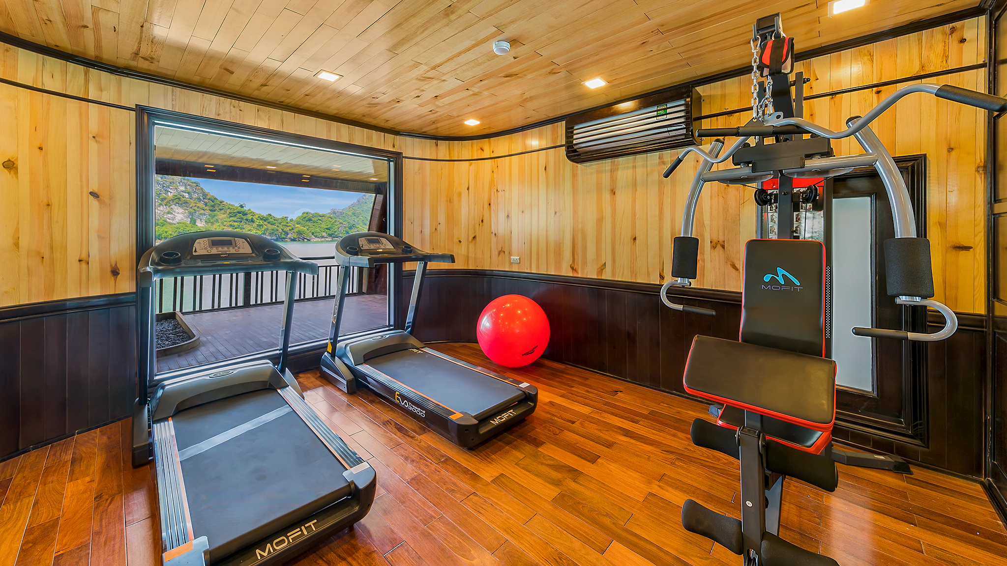 Gym room with the bay view