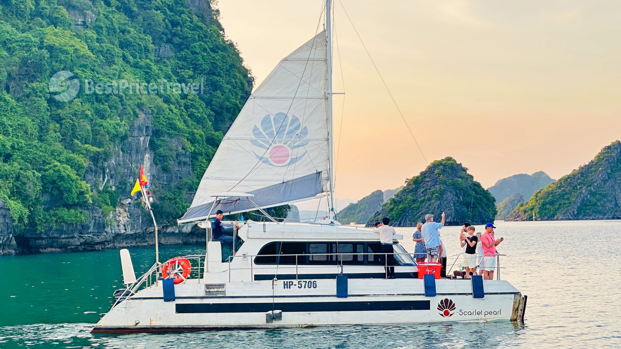 Sisghtseeing Lan Ha Bay on luxurious catamaran