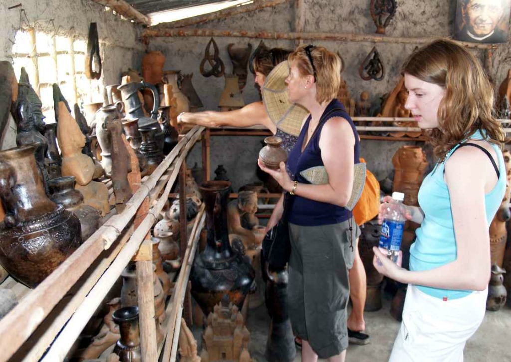 Tourist visiting Bau Truc pottery village