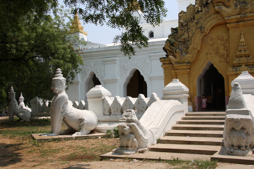 Main gate ò Kyautawgyi Pagoda