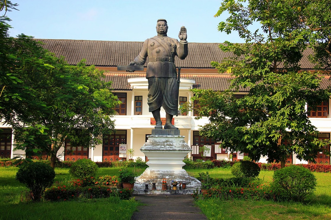 Estatua Sisavang Vong Haw Kham