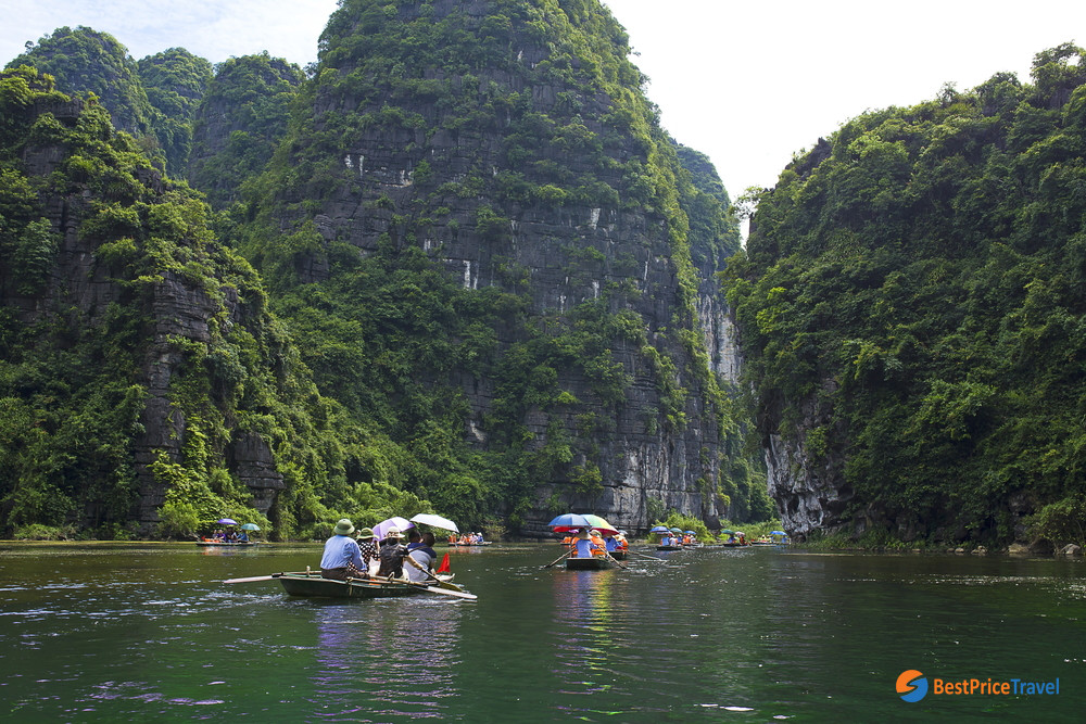 Take a boat trip in Tam coc or Trang An