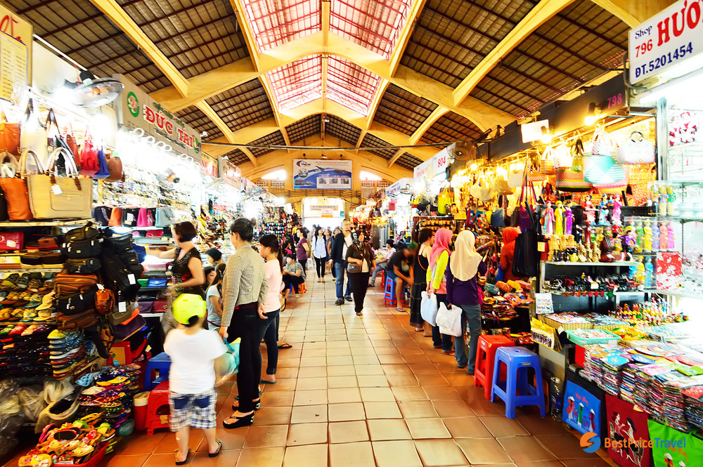 Shopping at Ben Thanh market 