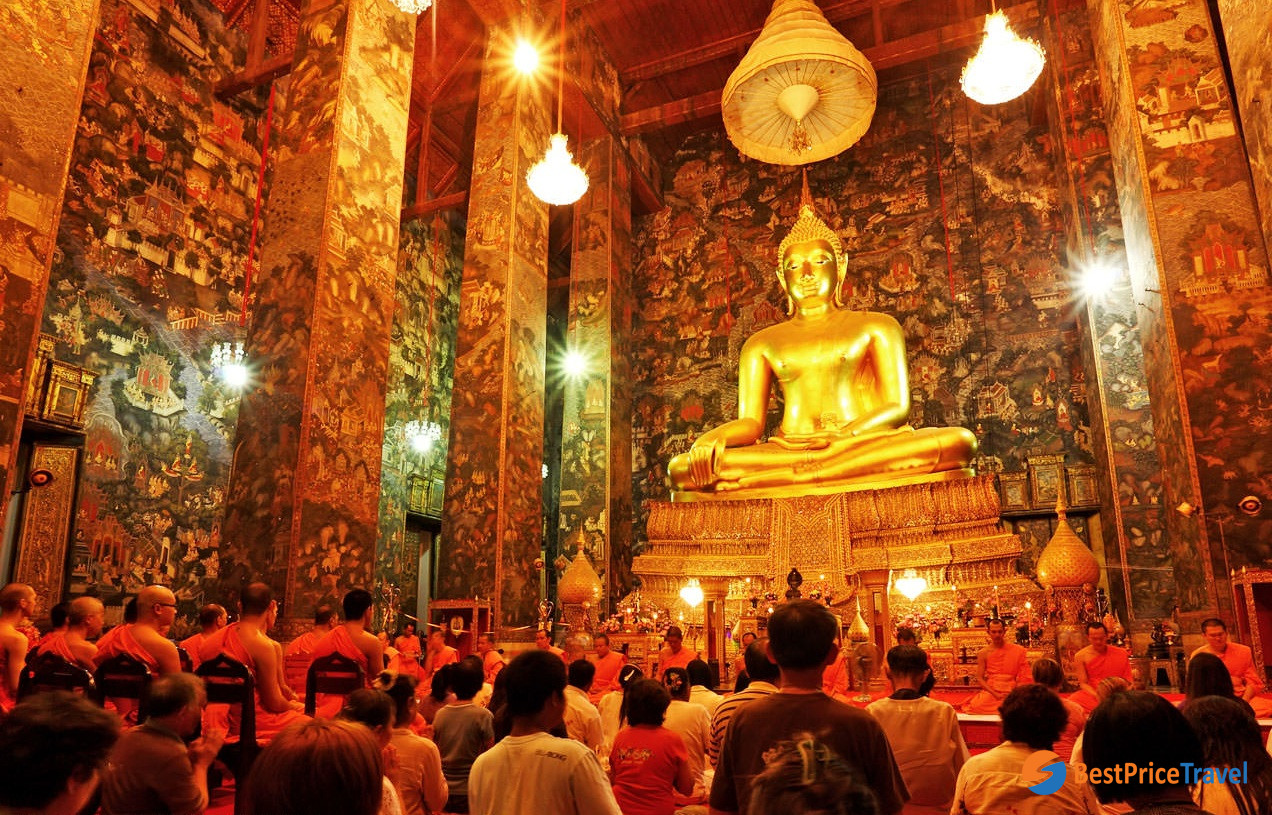 Interior design of Wat Suthat