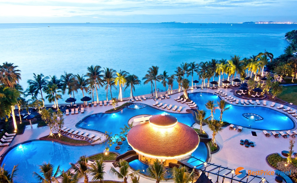 Luxury hotels and resorts are found near Jomtien Beach