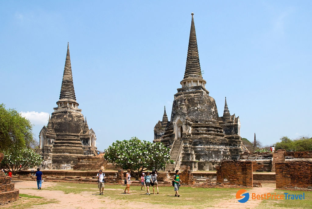 Tourists wander around Wat Phra Sri Sanphet