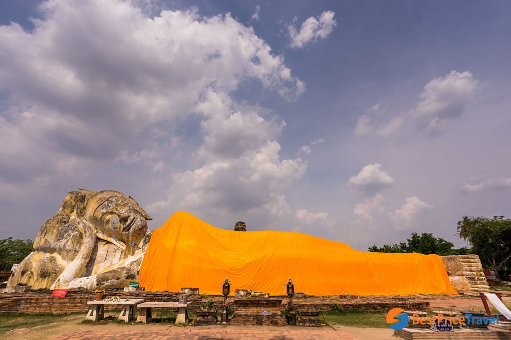 Reclining Buddha at Wat Lokayasutharam