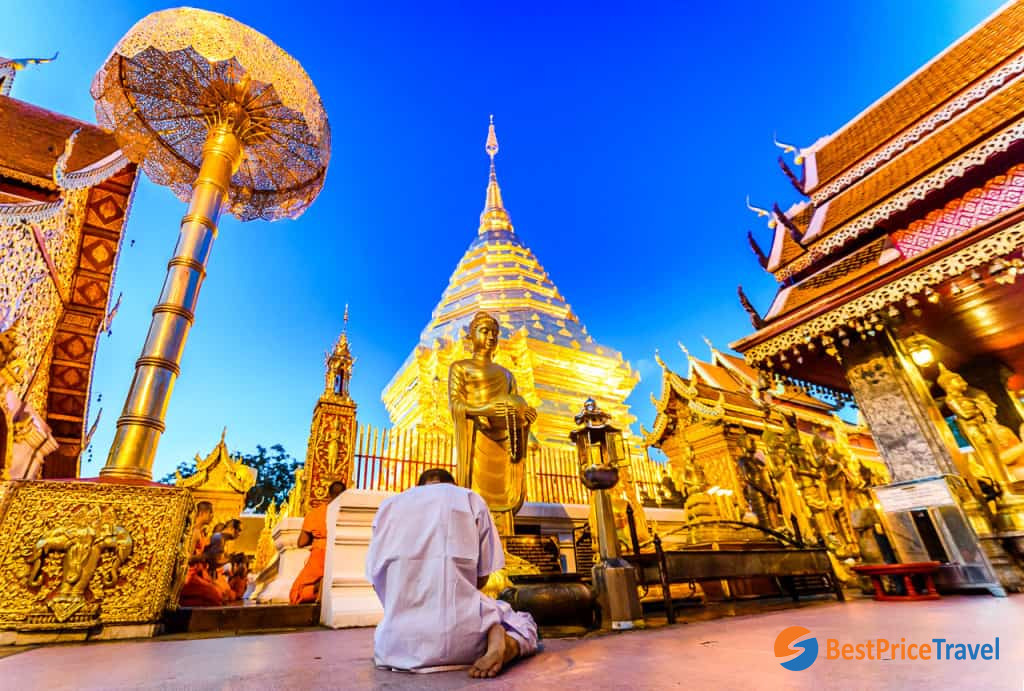 Pray in Wat Phrathat Doi Suthep