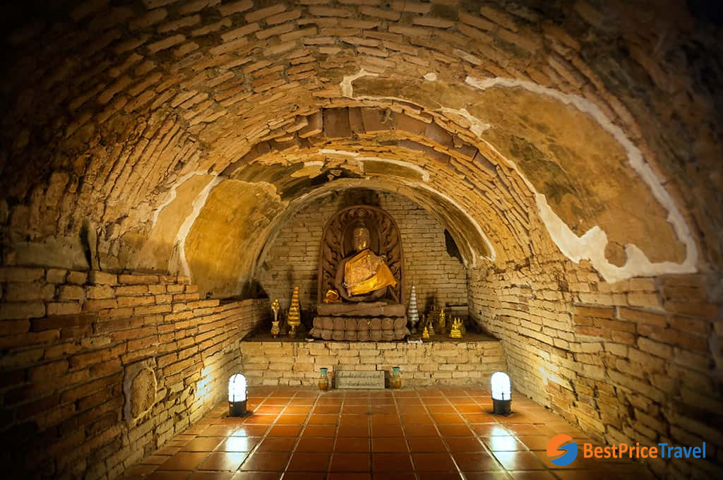 The tunnel temple of Wat Umong