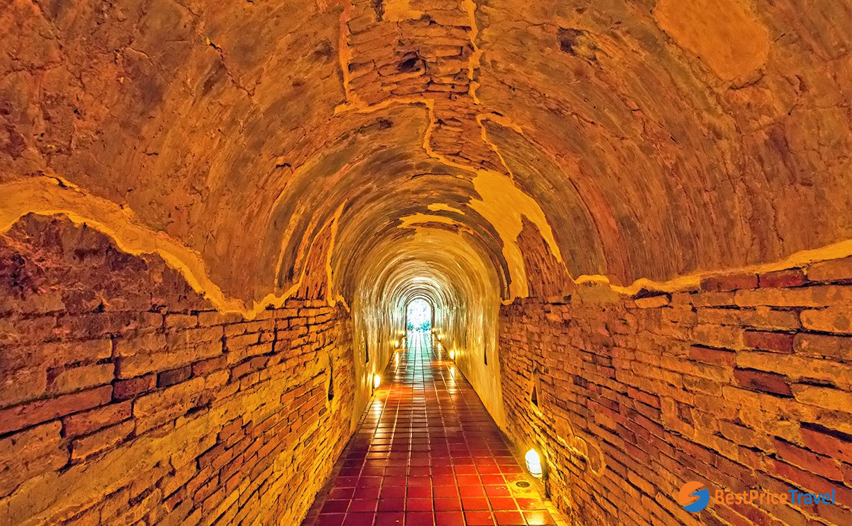 The tunnel temple of Wat Umong