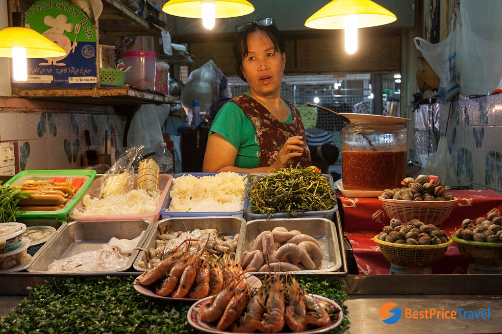 A food stall at Chiang Rai Night Bazaar