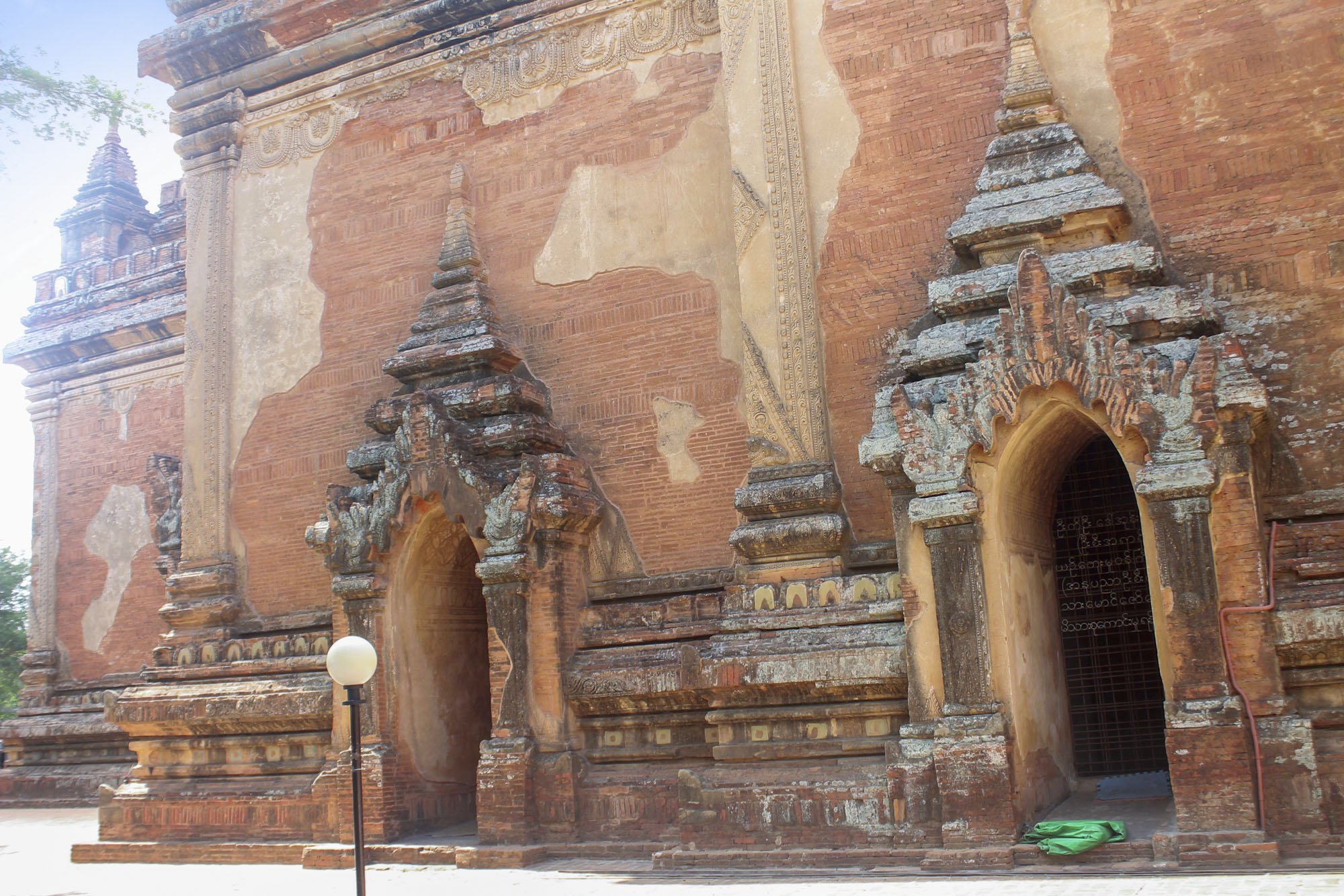 Red bricks covered by white stucco Htilominlo Temple