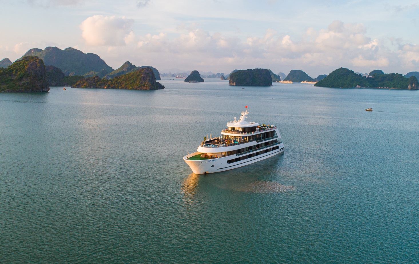 charter yacht halong bay