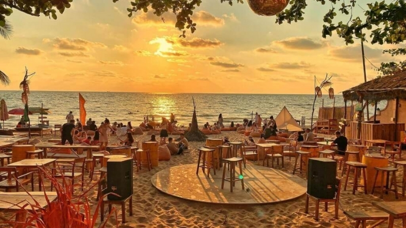 Taste seafood dishes along the beach