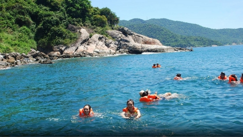 Snorkeling or scuba diving in Ong Lang Beach