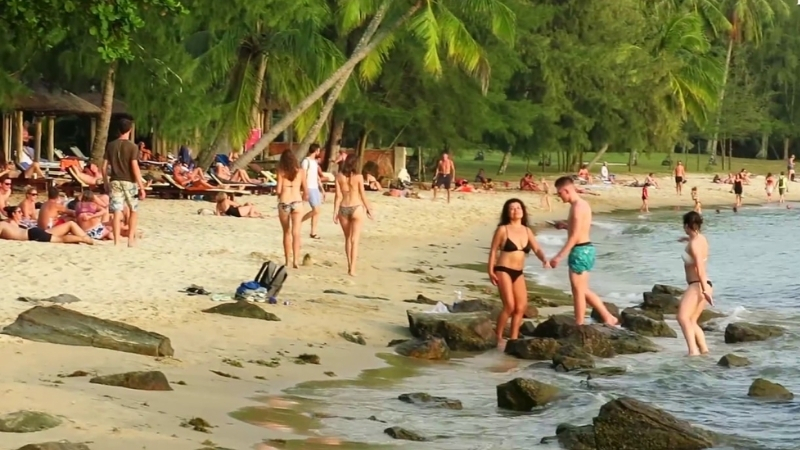 Swimming & sunbathing in Ong Lang Beach