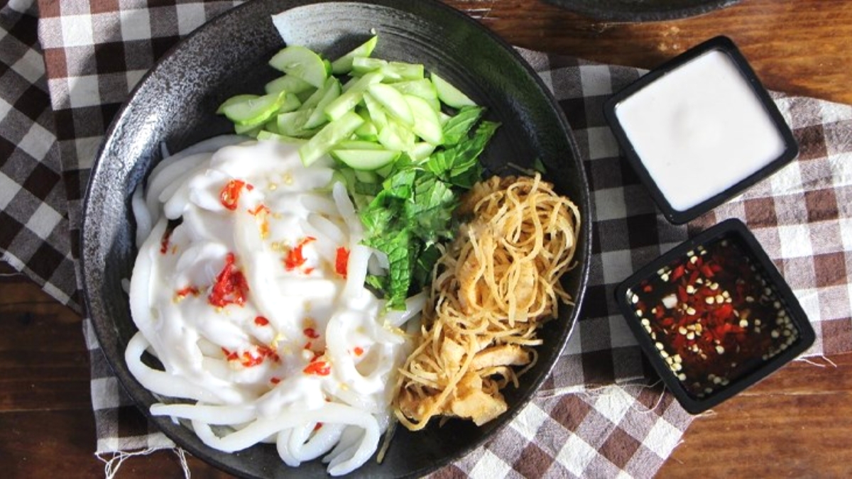 Thick Noodles and Creamy Coconut Milk