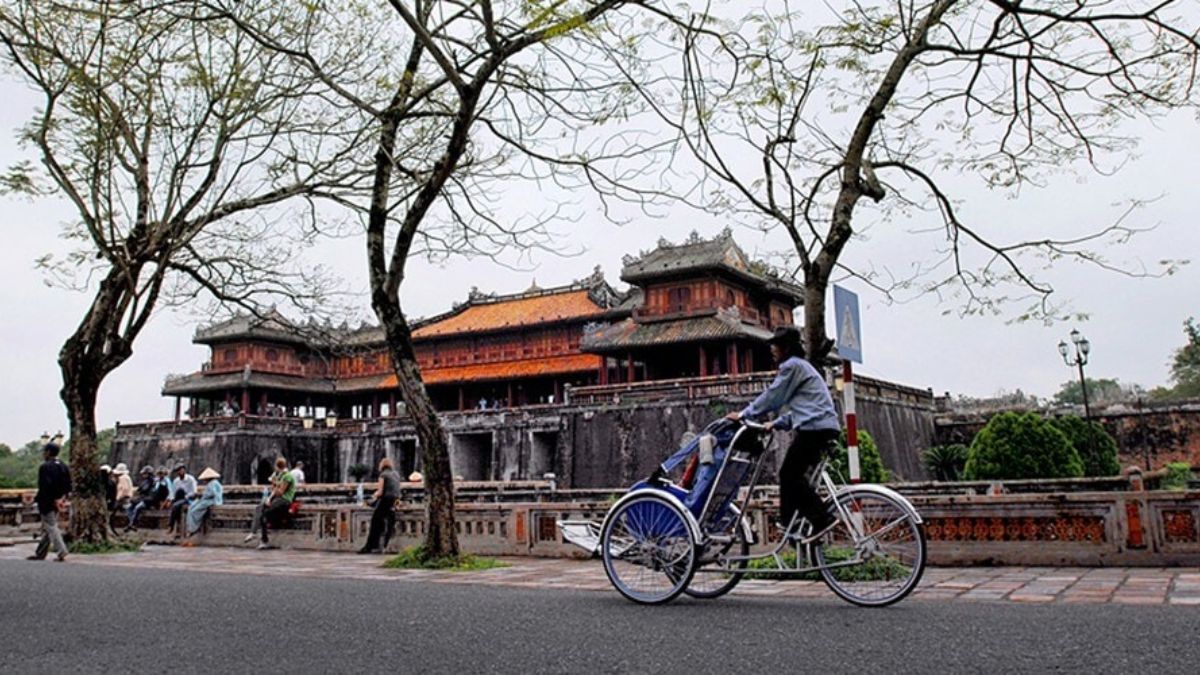 Travel around Hue by bike