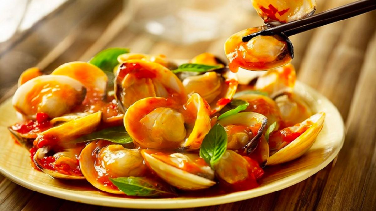 One Of The Very Popular Dishes In Da Nang Steamed Clams With Garlic Butter Sauce