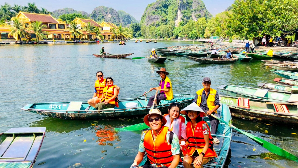 Boat Trip To Tam Coc With Local People