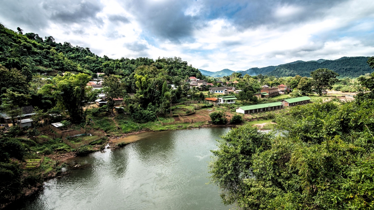 A Nice Town Surrounded By The Breathtaking Scenery Of Muang La
