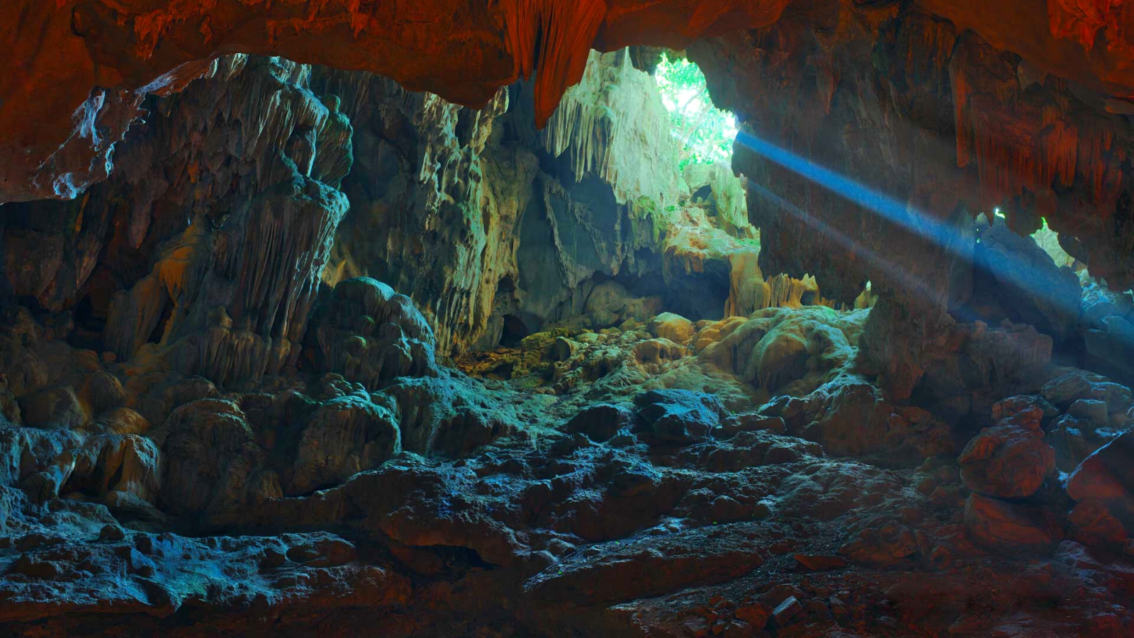 Dau Go Cave Halong Bay