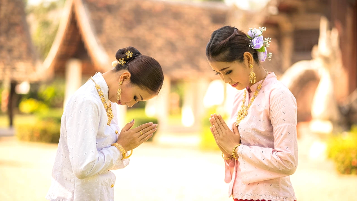 Wai Greeting - Thailand Cultural Etiquette