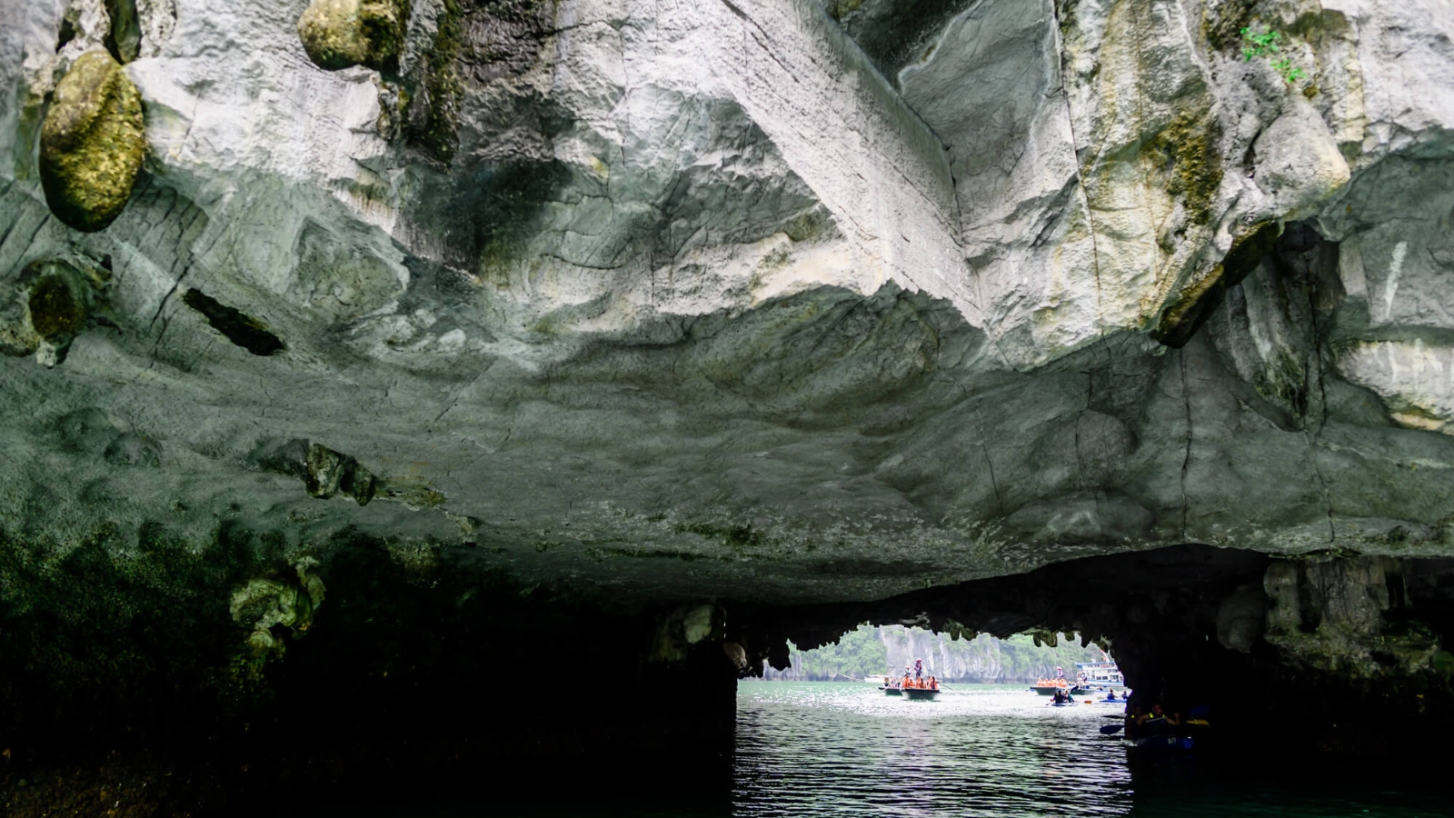 An incredible Luon Cave with a shape like an arched gate