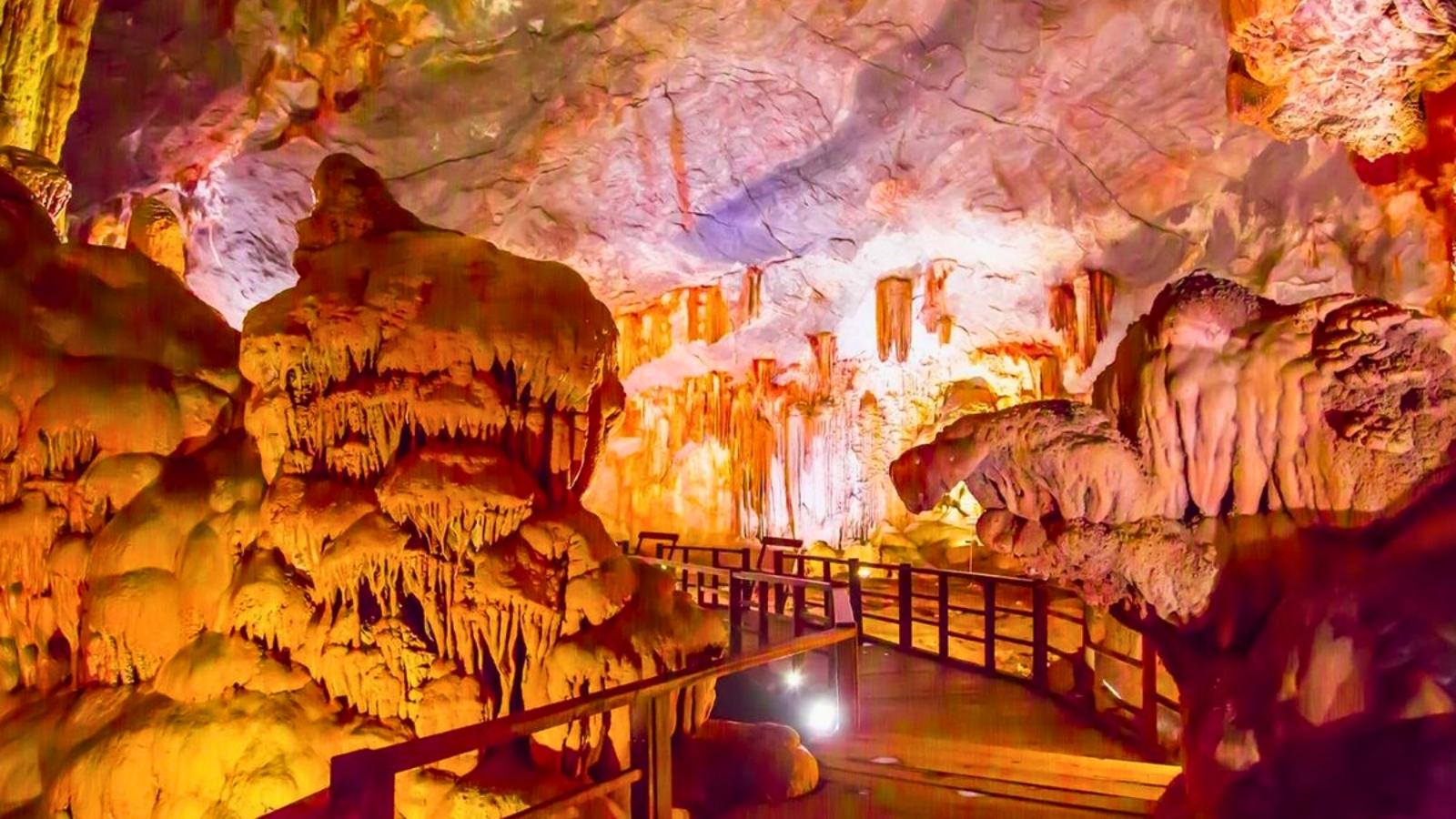 Wonderful Thien Cung Cave