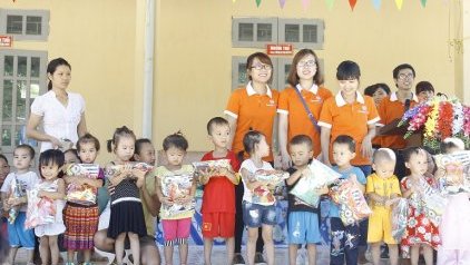 Mid-Autumn charity for poor children in Mai Hich commune