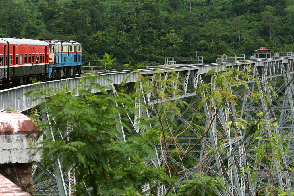 Một chuyến tàu Mandalay-Lashio trên Cầu cạn Gokteik nổi tiếng ở bang Shan, Myanmar.