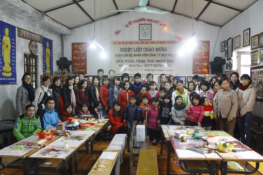 BestPrice team and Quynh Hoa center's members too a photo together