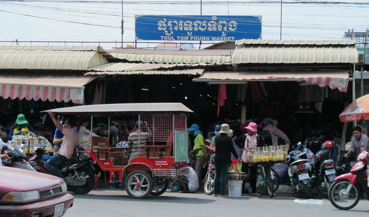 Toul Tom Pong (Russian Market) From The Outside