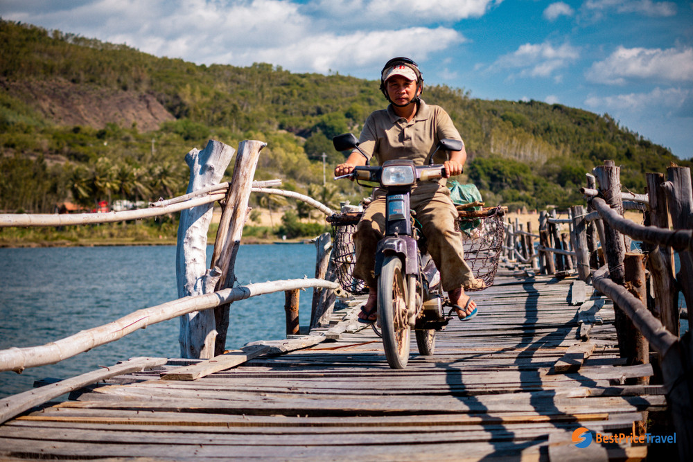 Hundreds of families depend on the longest bridge in Vietnam